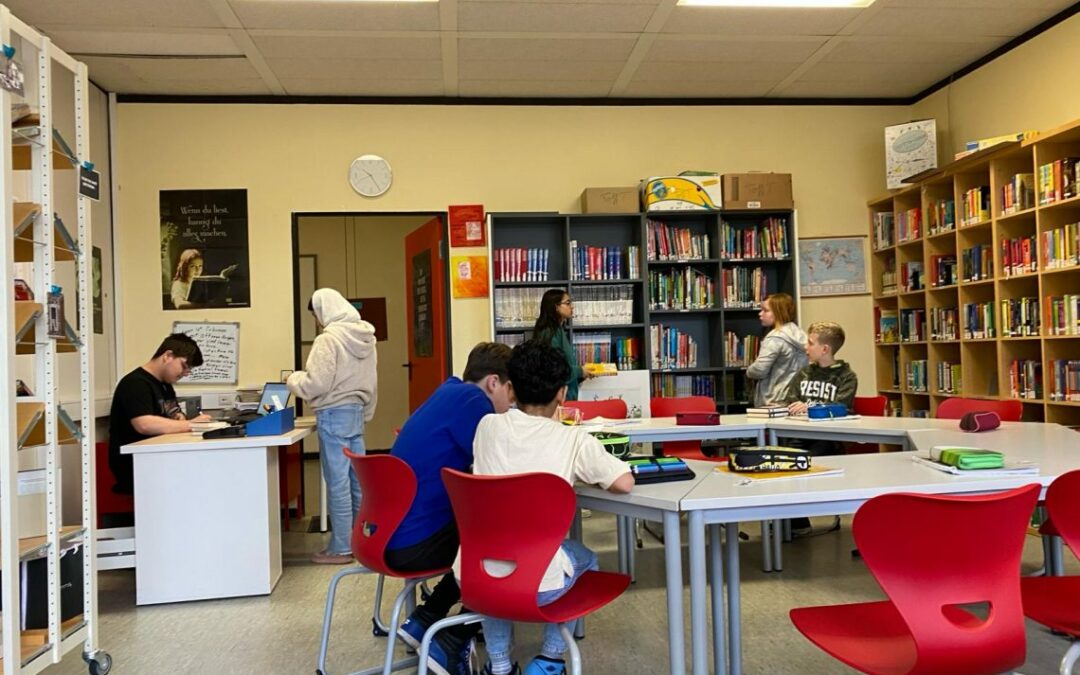 Projekttag in der Bibliothek für die 5. Klässler der IRSP Konrad Adenauer in Vallendar: Lesemotivation und Schlüsselkompetenz im FokusMuseum auf Rädern