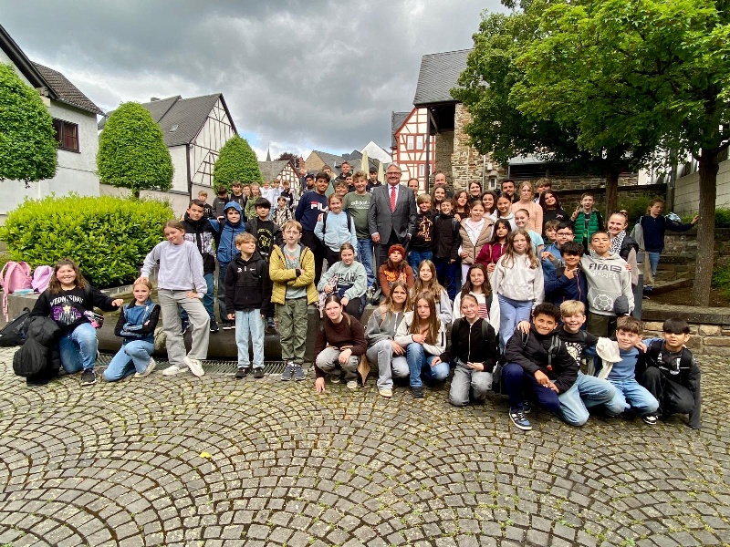 Klassen 5 der Konrad‑Adenauer‑Schule in der Verbandsgemeindeverwaltung Vallendar