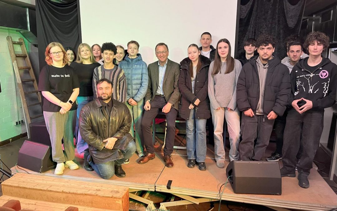Politik im Kino-Keller: Sch&uuml;ler fragen Josef Oster &ndash; Besuch der Konrad-Adenauer-Schule Vallendar